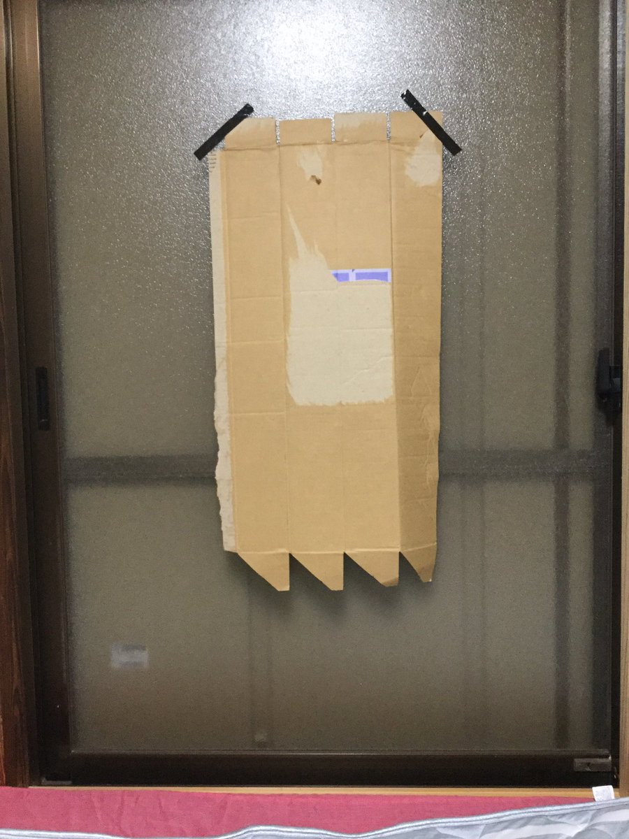 Gaviel's tweet photo. 妻氏が、大事なベッドを守るんだ！
と、段ボールを貼りに行った結果…

なんかホッコリした　笑

#台風10号 #台風対策 https://t.co/9ck9vGl7m0