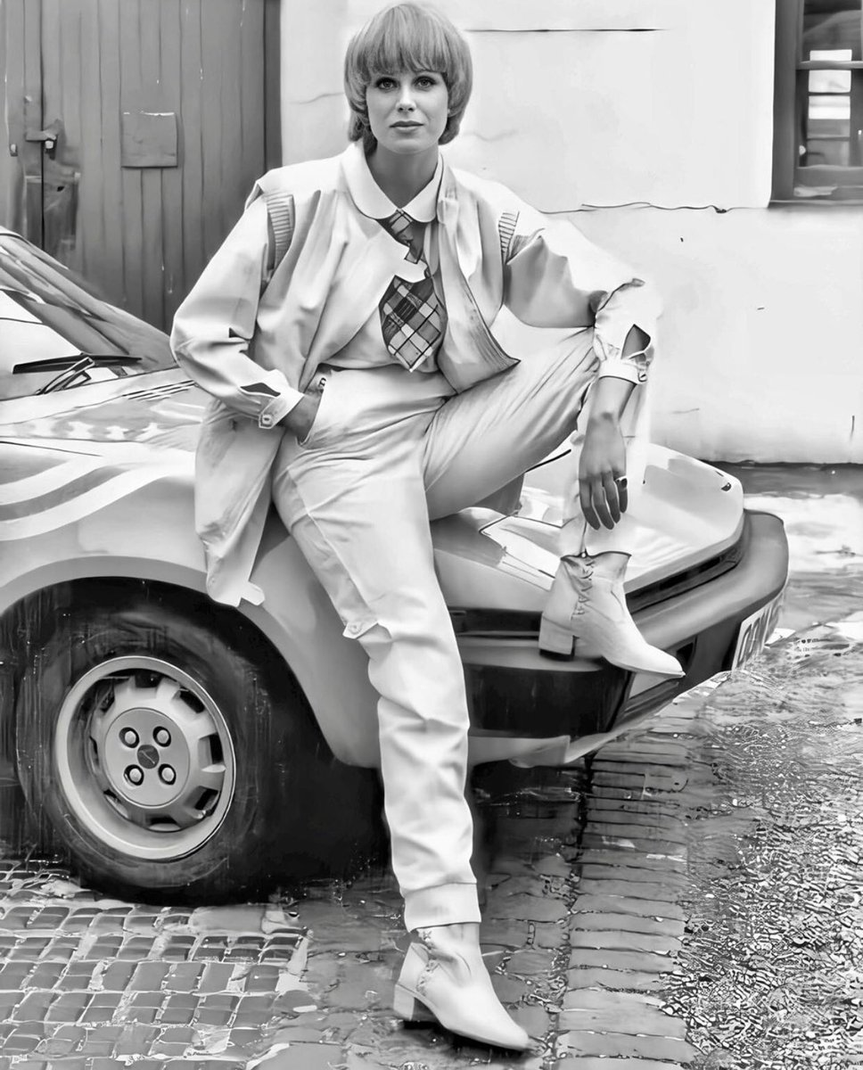 AntiqueDust's tweet photo. Is there any truth in the rumour that .@JoannaLumleyUK was considered for the role as #JanHoward? #HowardsWay https://t.co/y4OXVPxt7a