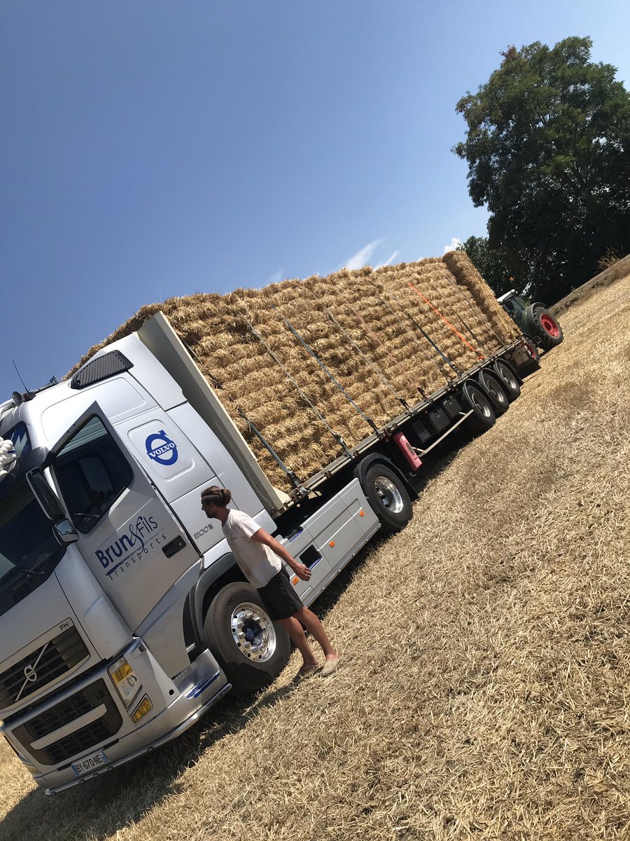 BaptisteBardet's tweet photo. Chargement camion de paille ! Direction les entrepôts de conception de panneau paille @eiffage afin de concevoir le futur grand lycée de @ClermontFd . @collectifpaille @ConstructPaille @AuvergneMarque @auvergnerhalpes @AssociationLesa @lamontagne_fr @FBAuvergne https://t.co/vXh2Pwjx6r