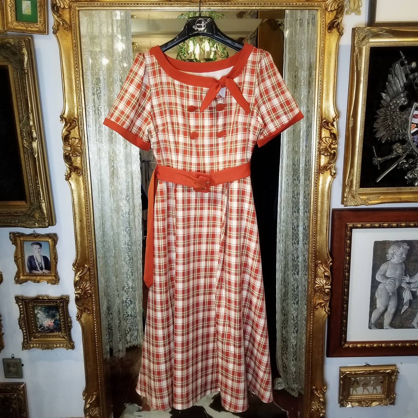 代官山chocolate ショコラータ レトロチェックワンピース オレンジ色が目を引く一枚 胸元のリボンやベルトのレトロさがとても可愛く Staffオススメのワンピースです Size S M L 7 0 Tax 代官山ショコラータ 代官山 Daikanyama