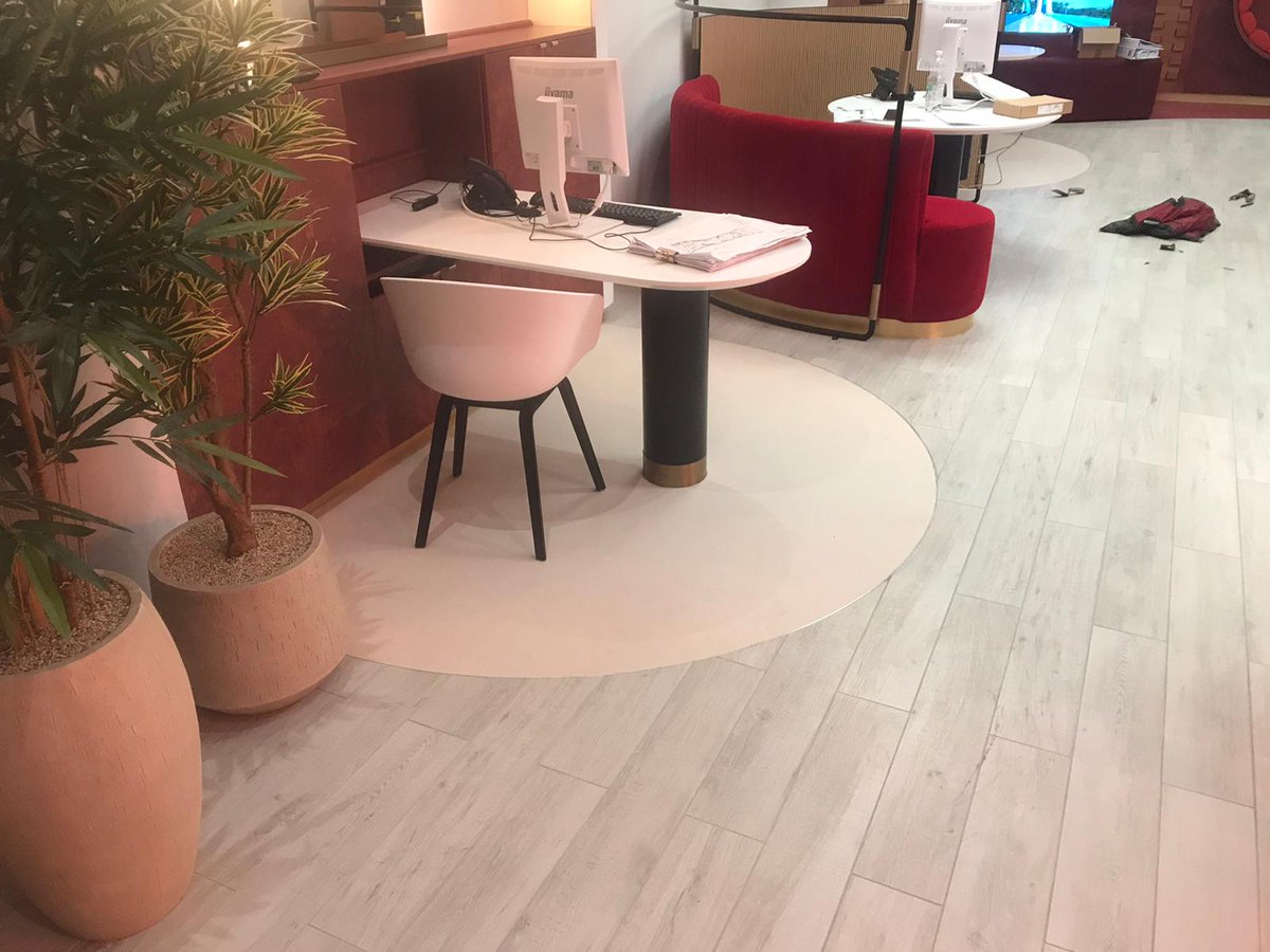 LinoleumConcept's tweet photo. Corques Liquid Lino installed here in a travel shop in Bluewater shopping centre
Seamless &amp; Sustainable

#Sustainability #flooring 
https://t.co/01LsBF9uT2 https://t.co/IokW3XdDy1