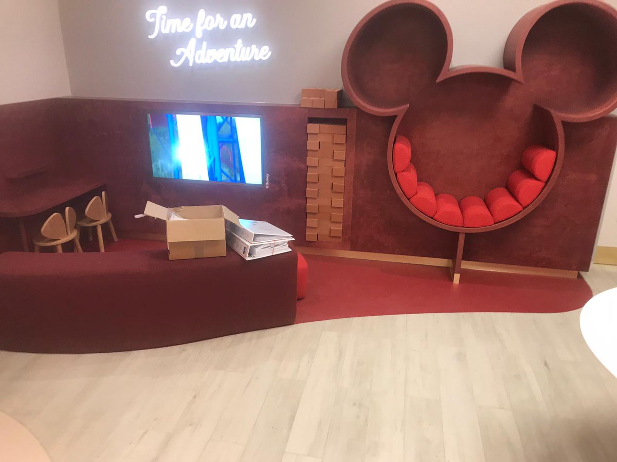 LinoleumConcept's tweet photo. Corques Liquid Lino installed here in a travel shop in Bluewater shopping centre
Seamless &amp; Sustainable

#Sustainability #flooring 
https://t.co/01LsBF9uT2 https://t.co/IokW3XdDy1