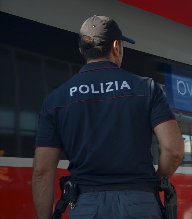 poliziadistato's tweet photo. Da Francesco della #Poliziaferroviaria Bari una sua bici in regalo a Martin, un ragazzo africano che vive e lavora da anni In Italia a cui l'avevano rubata ed era disperato perché indispensabile per andare al lavoro.
Durante la denuncia un gesto di cuore
#lamiciziaèunacosaseria https://t.co/PShDSydsLM