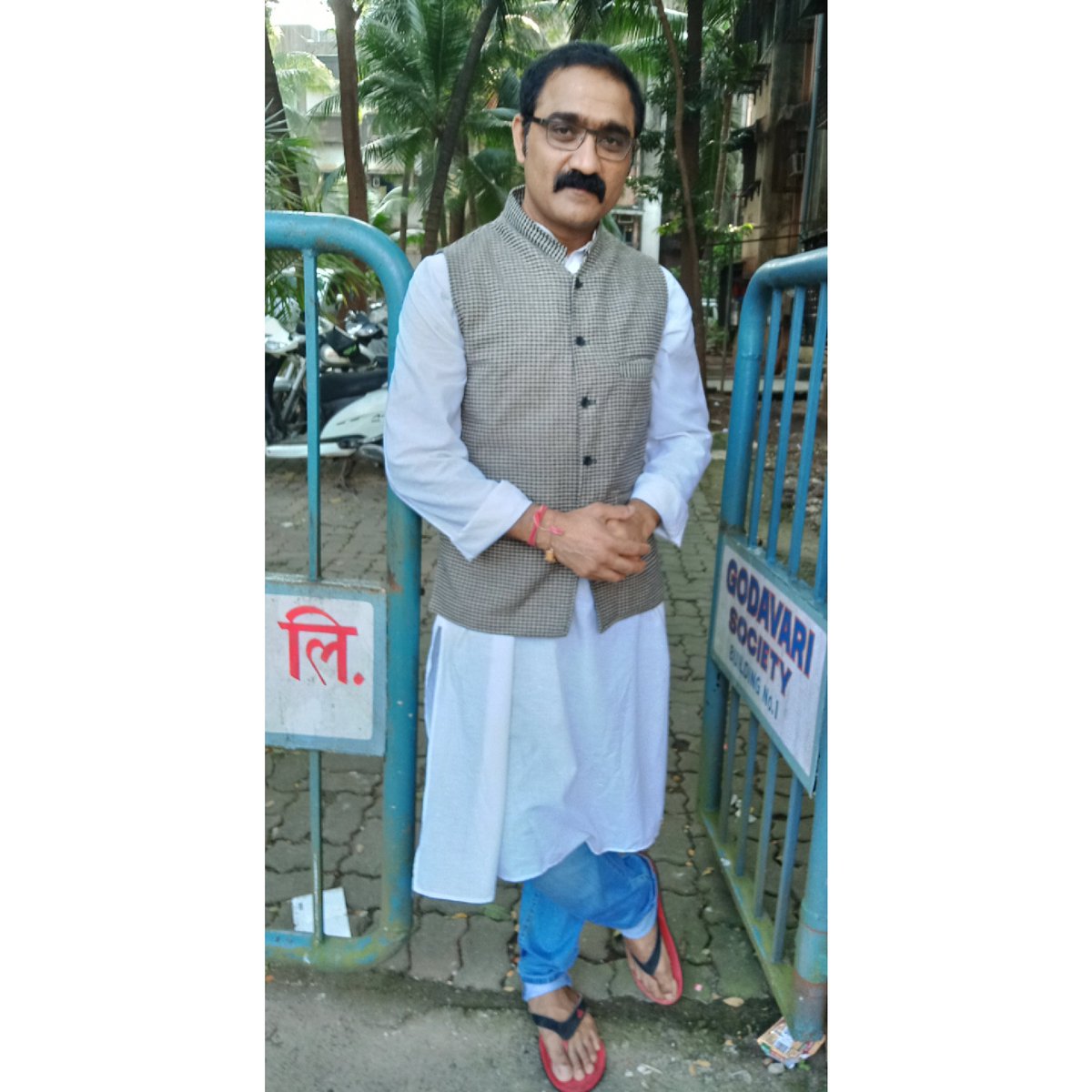 जो हुआ नीलाम
सरे बाज़ार तो क्या,
सुकूं इस बात का है
मेरी नीलामी से
किसी का घर
रौशन हुआ होगा।

🖋️ सुनीत राज़दान