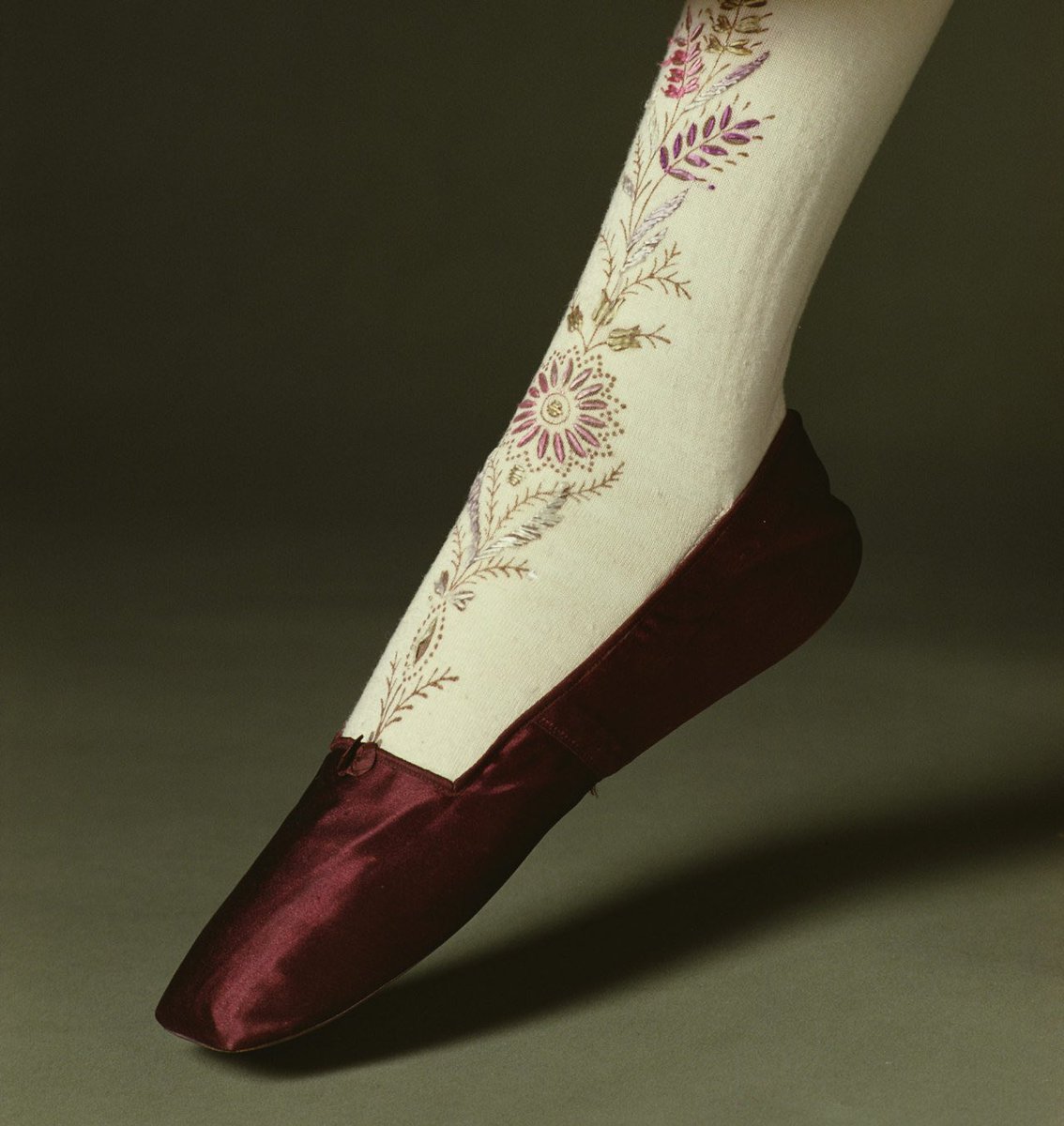 kateStrasdin's tweet photo. #Underwear does not feature in Anne Sykes’s #dressdiary, only the cottons, wools and silks of outerwear. I hope that she had some embroidered #stockings like these, however, to peep from beneath her skirts as she walked #thekyotocostumeinstitute #amwriting #1830s https://t.co/I0nUDGQuYm