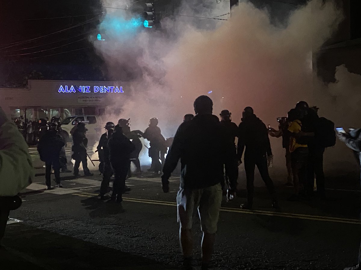 JenDowlingNews's tweet photo. Police continue to detain people & have announced, “This remains a riot. Failure to disperse may result in arrest, citation or crowd control agents.” #koin6news #PDX #PNW #PortlandProtests #100daysofprotest #Oregon #protest https://t.co/ZlVyrCOjvX