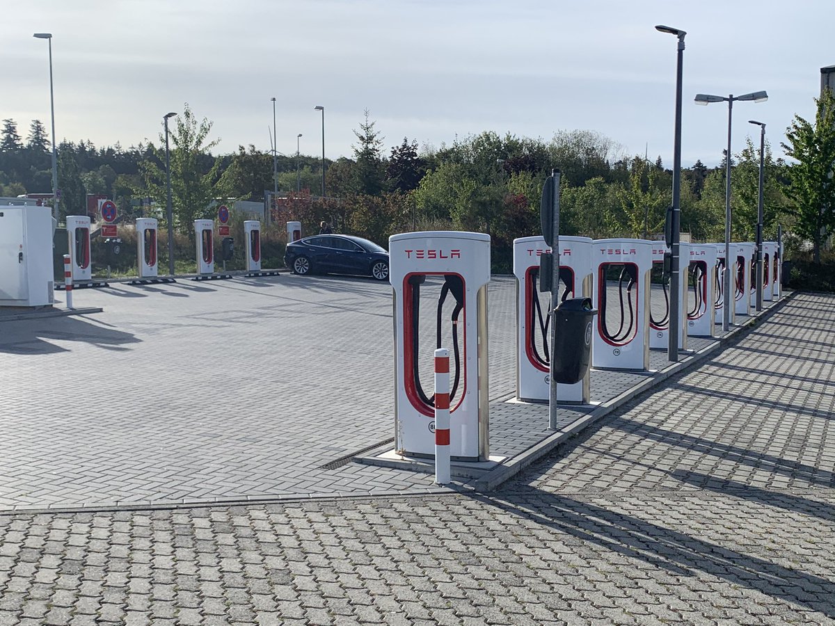 Die drukte ook altijd bij de @tesla <a href="/superchargers/">LDsuperchargers</a> 🤔