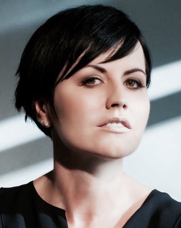 retrochenta's tweet photo. Hoy tendría que haber cumplido 49 años Dolores O'Riordan, la ya legendaria cantante del grupo "The Cranberries". Suyo es el primer recuerdo del día. https://t.co/jWjCVaquka