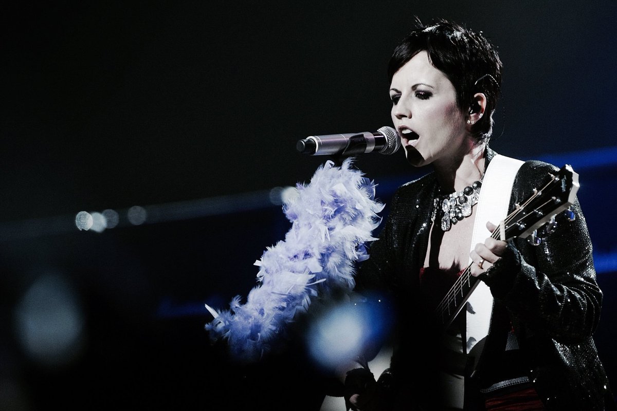 retrochenta's tweet photo. Hoy tendría que haber cumplido 49 años Dolores O'Riordan, la ya legendaria cantante del grupo "The Cranberries". Suyo es el primer recuerdo del día. https://t.co/jWjCVaquka