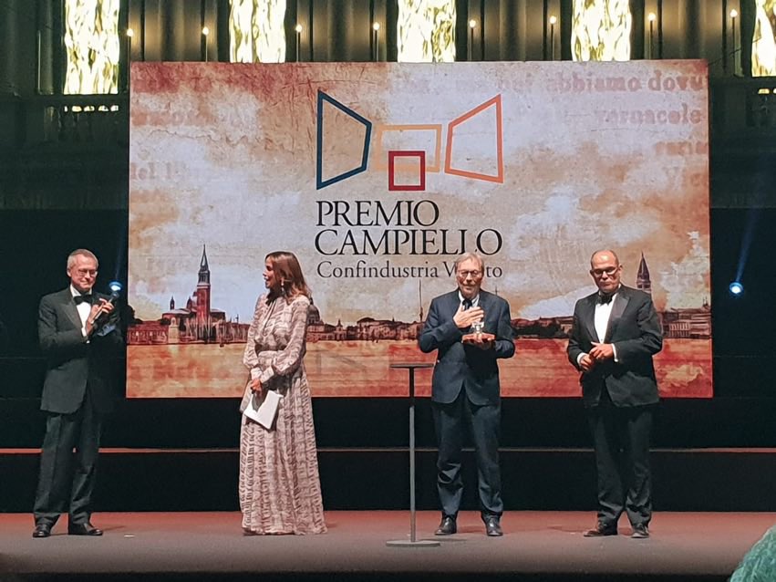 CarloBonomi_'s tweet image. .@PremioCampiello per rinnovare sostegno impresa alla cultura, incontro di prospettive differenti che arricchiscono. Un abbraccio e un omaggio a Venezia e ricordo per @PhilippeDaverio. Fare impresa è oggi più che mai cultura ! #campiello2020