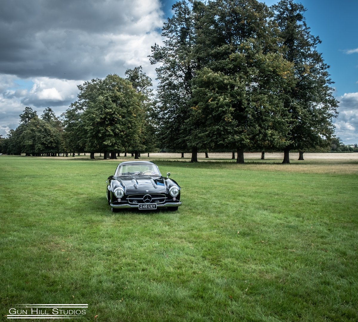 gunhillstudios1's tweet photo. A Mercedes outstanding in its field #concours2020 #mercedes #SL300 #classiccar https://t.co/C3oe2PsjaC