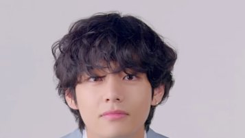 vantends's tweet photo. taehyung looks extra fluffy with his black permed hair https://t.co/6Rk0rNKhjD