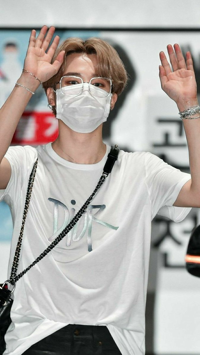 jimin& #39;s airport fashion -a fancy thread