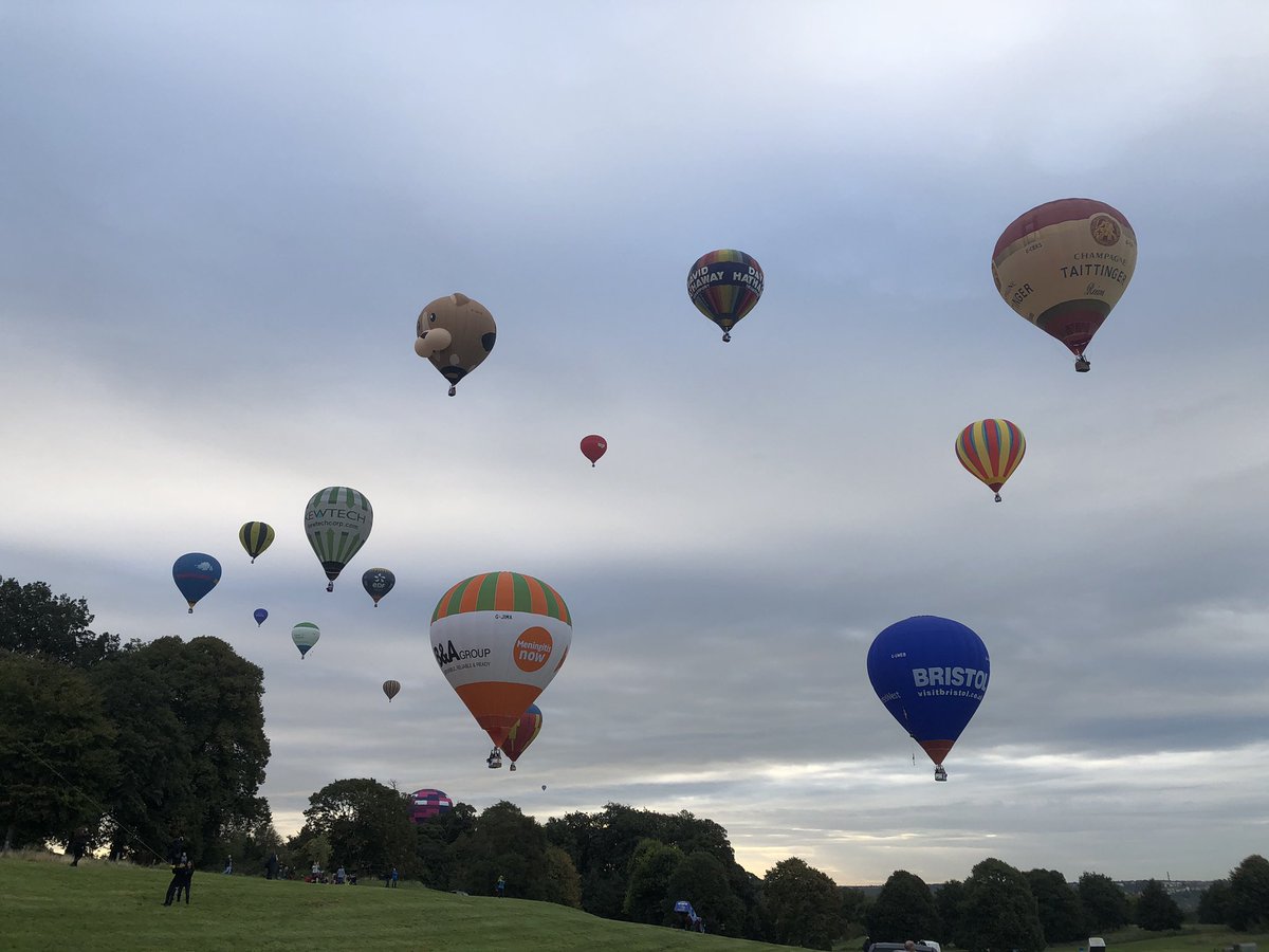AmareloBalloon's tweet photo. What a sight over #Bristol this morning with over 30 balloons flying as part of the #keyworkerballoonflight #thankyoukeyworkers https://t.co/jOKjQeakz9