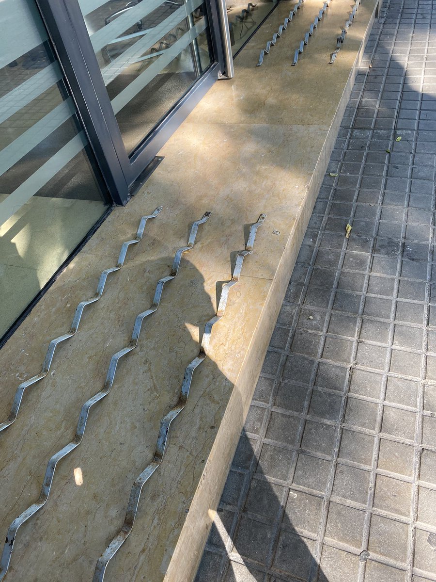 SampayoZabala's tweet image. Esto es arquitectura hostil. El único objetivo de esas aplicaciones es evitar que personas sin hogar tengan un sitio donde dormir. Me parece terrible que en pleno 2020 esto se siga permitiendo en obras urbanas, @AdaColau – una vergüenza.
#HostileArchitecture