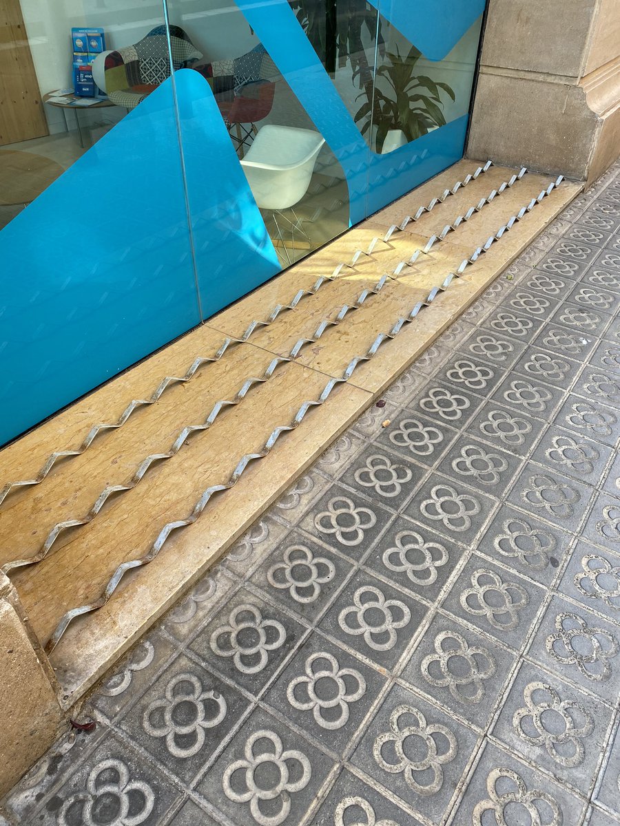 SampayoZabala's tweet image. Esto es arquitectura hostil. El único objetivo de esas aplicaciones es evitar que personas sin hogar tengan un sitio donde dormir. Me parece terrible que en pleno 2020 esto se siga permitiendo en obras urbanas, @AdaColau – una vergüenza.
#HostileArchitecture