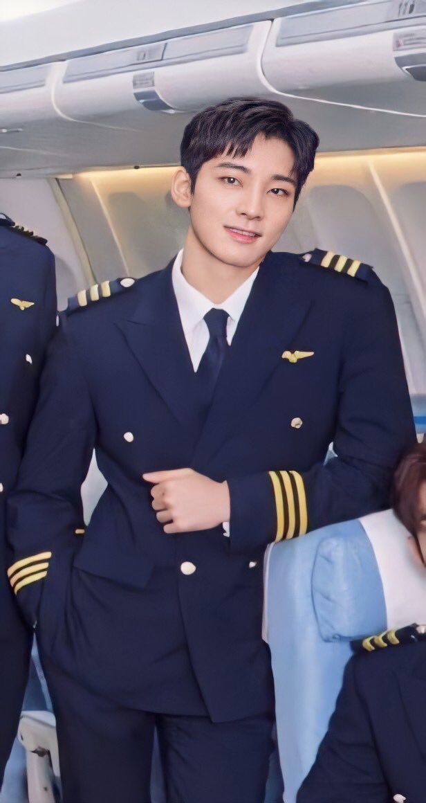 jaunewonu's tweet photo. imaging him actually being the pilot of your flight... damn https://t.co/SBxkC4a2GC