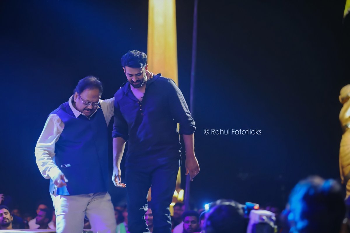 TrendsPrabhas's tweet photo. He is a sensation for his attitude and Fights on-screen
But he's exact reverse Off-screen with being Simple and Down to earth. 

That is his quality and Greatness 
#41DaysToREBELSTARBday https://t.co/Lla37vFWYd
