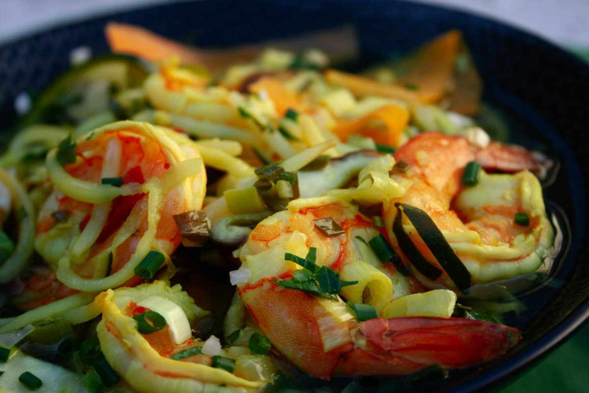 KreyolandCo's tweet photo. J'ai de la patate douce, tagliatelle de courgettes, shiitaké, cives,piment, etc etc.. ça donne :
✔️Soupe de crevettes aux légumes parfumée à la citronnelle et au gingembre, façon thaï✔️
#cheffe #toquesfrancaises #aacmc #passion #outremer #CGCC #kreyolfood #partage #transmission https://t.co/wnnPHG9fAA