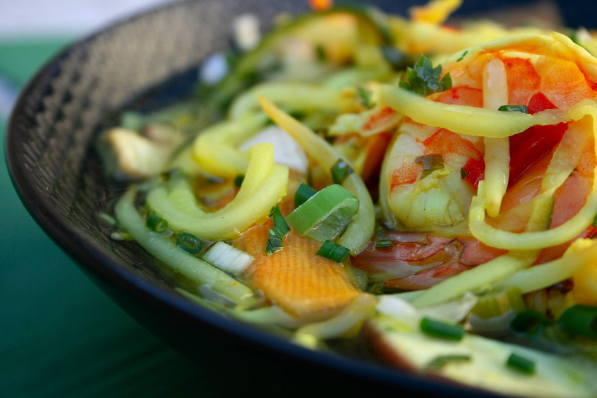 KreyolandCo's tweet photo. J'ai de la patate douce, tagliatelle de courgettes, shiitaké, cives,piment, etc etc.. ça donne :
✔️Soupe de crevettes aux légumes parfumée à la citronnelle et au gingembre, façon thaï✔️
#cheffe #toquesfrancaises #aacmc #passion #outremer #CGCC #kreyolfood #partage #transmission https://t.co/wnnPHG9fAA