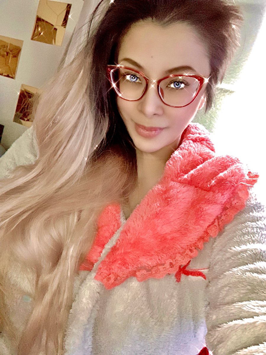 queen_chesca39's tweet photo. After pampering myself with #Herbalife #SkinCareProducts and #WonderChesca #RFMachine this is I look.. Howdie Yay or Nay?
I love it glows.. 🥰 https://t.co/2dK5w1A1tu