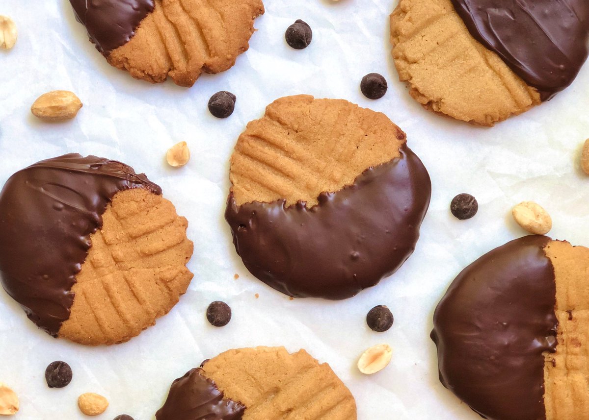 megmadeit333's tweet photo. Dark Chocolate Dipped Peanut Butter Cookies

 #dessert #peanutbutterlover #chocolatelover #cookie #bakedgoods 

https://t.co/BzN5uujweY https://t.co/sVGzrkpDLQ