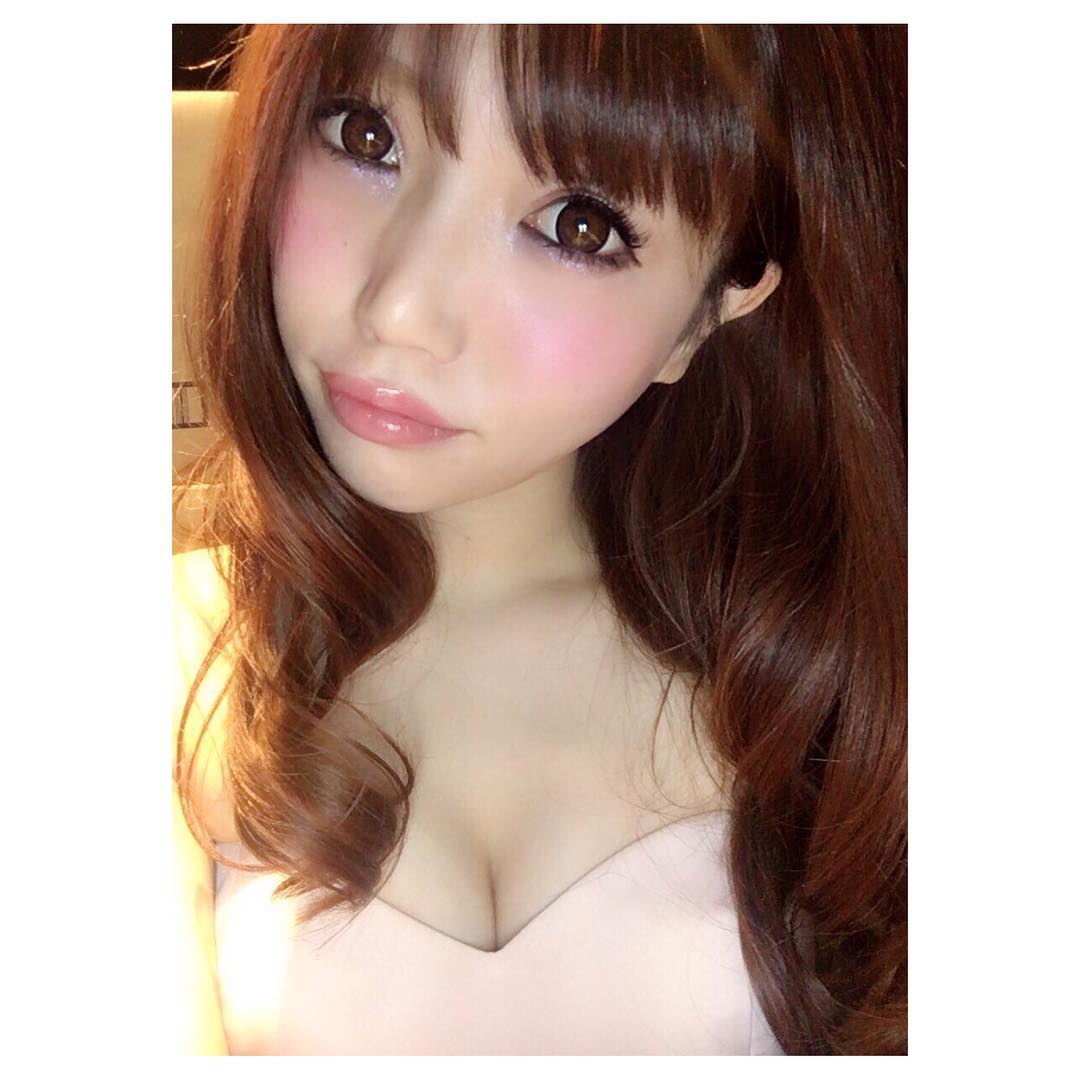 DJDASTEN's tweet photo. ストレートと巻き髪みんなはどっちが好き？🍑 https://t.co/xTvtq70qVN
