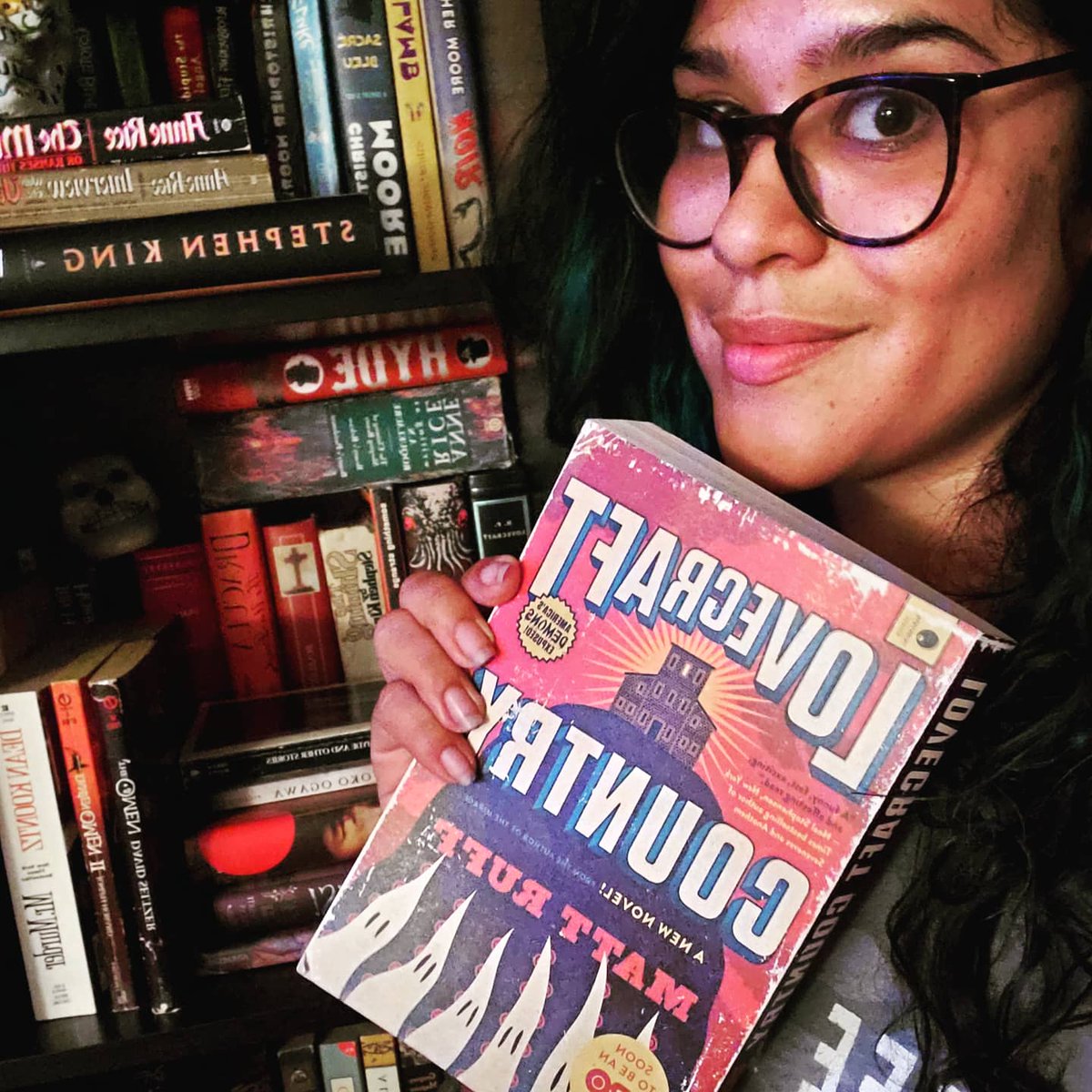 GoGoLibro's tweet photo. A story that follows the adventures of 2 bibliophile families as they deal with the supernatural-- monsters, secret societies, ghosts, curses, etc--nightmares sprinkled in the American dream. #LovecraftCountry shows us all types of monsters--the worst ones are oftentimes human. https://t.co/gaPd49sM3a