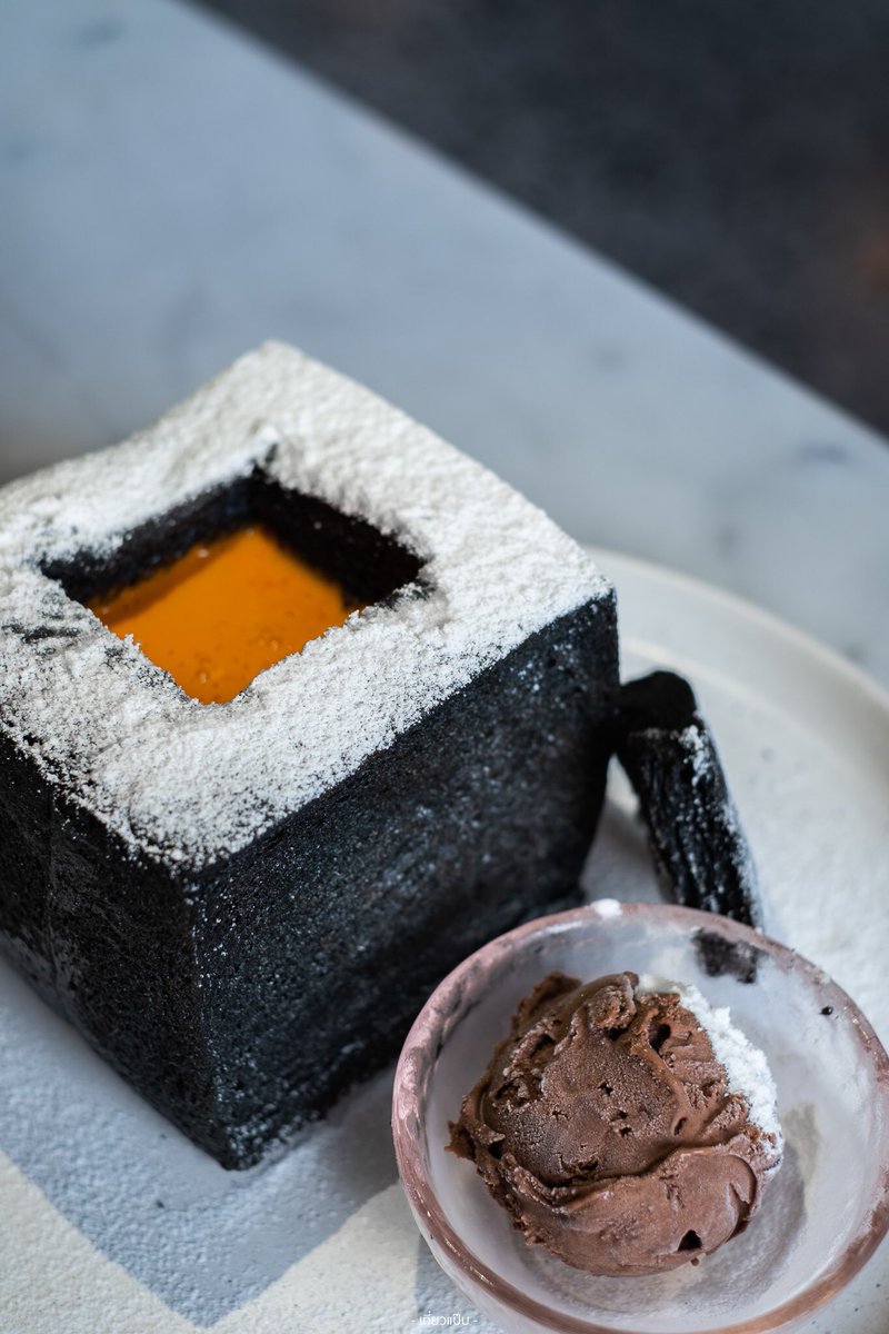 TEAWPAP's tweet photo. Lava Charcoal Toast เเกร๊ มันดีงามมากกกก ขนมปังอบมาได้เเบบกรอบนอกนุ่มใจ ลาวาเป็นลาวาไข่เค็ม เเล้วคือเยอะมากกกกก ฟินมากเเม่ อร่อยกว่าร้านดังๆหลายๆร้านเลยเด้อ พูดเลยว่าต้องสั่ง https://t.co/aFlVVmFDZV