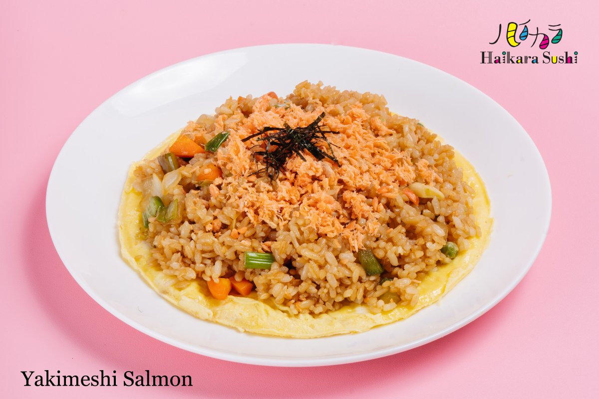 Yakimeshi adalah nasi goreng ala Jepang. Kali ini yakimeshi disajikan dengan topping smoked salmon sehingga menambah kaya citarasa nasi gorengnya