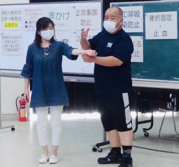 misa_ichikawa's tweet photo. #市川三郷町　地域防災講座リーダー要請講習の第2回目に友人と参加しました。
止血などの応急手当や、災害用伝言ダイヤルを学び、新たな気づきがありました！また、NTＴ東日本の不良設備を発見したらWEB113への連絡してほしいそうです！！

#災害用伝言ダイヤル
#WEB113 https://t.co/QX1zZISnTc