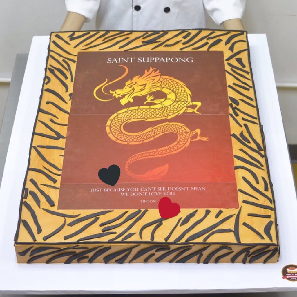 PerthsaintC's tweet photo. Huge Cake Huge Love ❤️❤️❤️ See the Tiger around the Dragon 🐯🐲

 #ForSaintFromTRIGON https://t.co/shXKt9A5KP