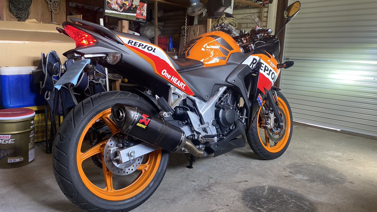 S15PANDEM's tweet image. 今日は嫁さんの誕生日！
これから寒くなるだろうしマフラーのプレゼントをしました！
念願のアクラポビッチ

奥様への誕生日プレゼントの取り付け作業も承ります！

#片浜ベース
#KATAHAMABASE
#女子ライダー 
#akrapovic 
#マフラー