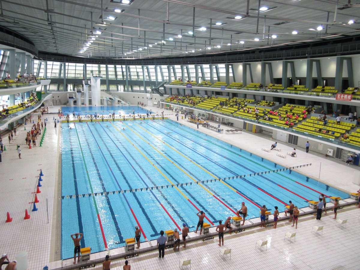 京都アクアリーナ 営業案内 本日もメインプール 50ｍ では大会が行われております 選手たちはマスクを着用し発声を控え メガホン片手に一生懸命応援されています 京都 京都アクアリーナ プール 長水路 競泳 水泳競技 大会 大会