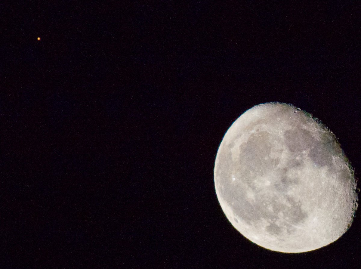 CloudReider's tweet photo. Moon and Mars sharing some sky tonight. @ericfisher #redplanet #mars #moon https://t.co/kV2eFahv3O