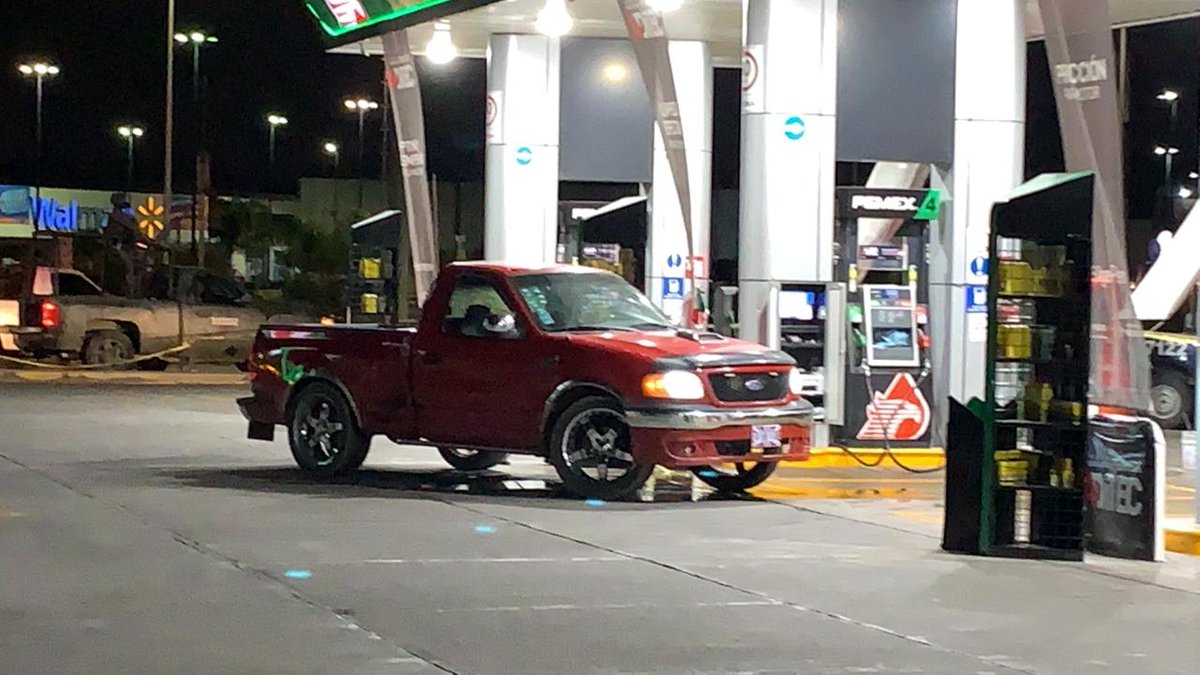 ElPerro11218540's tweet photo. Ejecutado en Gasolinera ubicada a un costado del Eje J Manuel Clouthier, en las inmediaciones de la colonia Los Naranjos, en el municipio de Celaya, Guanajuato. https://t.co/C4gpGdImQD