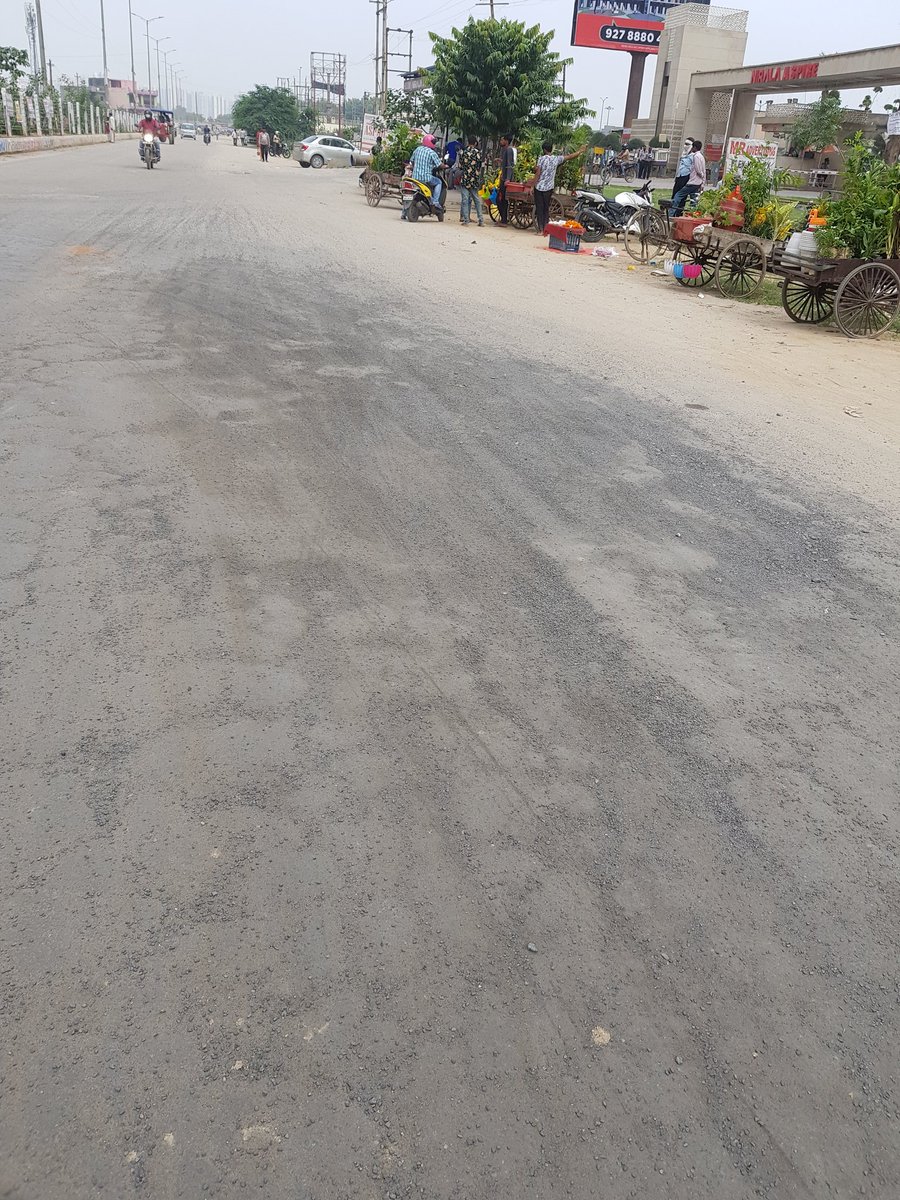 kanpurkapil's tweet photo. @myogiadityanath @OfficialGNIDA @ZeeNews @tejpalnagarMLA 
See how the tax payer money brutally killed by contractors with the help of JE of Gr. noida Aut. Patch of road just 7 days before.
Pic:-Nirala Aspire to Roja Gol chakkar, sector 16B, Gr. NOIDA WEST (Near ek murti chauraha) https://t.co/WILUH4GW1o