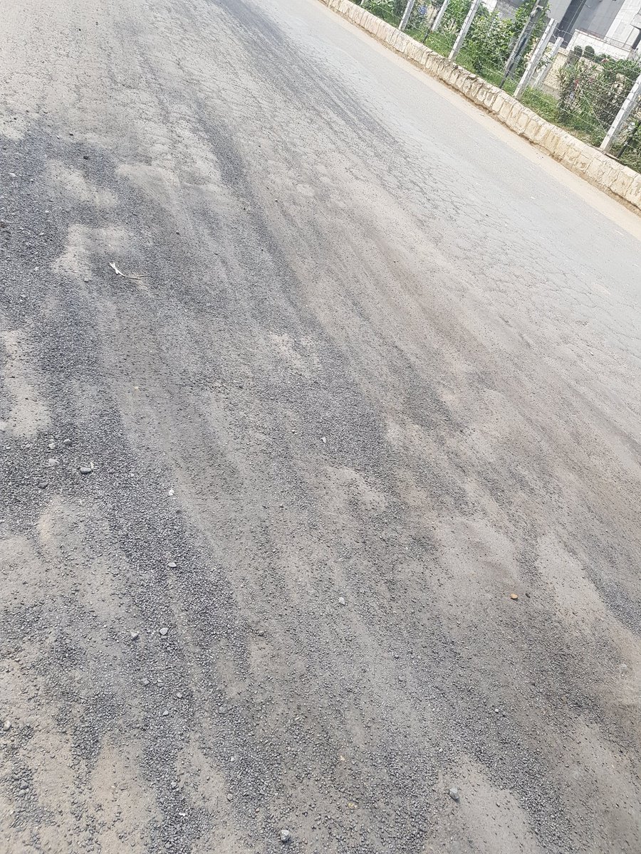 kanpurkapil's tweet photo. @myogiadityanath @OfficialGNIDA @ZeeNews @tejpalnagarMLA 
See how the tax payer money brutally killed by contractors with the help of JE of Gr. noida Aut. Patch of road just 7 days before.
Pic:-Nirala Aspire to Roja Gol chakkar, sector 16B, Gr. NOIDA WEST (Near ek murti chauraha) https://t.co/WILUH4GW1o