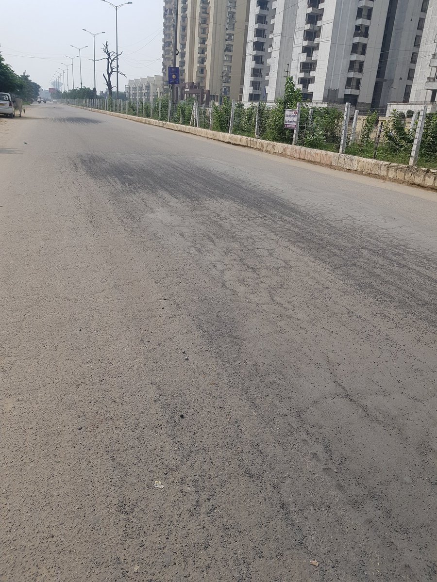 kanpurkapil's tweet photo. @myogiadityanath @OfficialGNIDA @ZeeNews @tejpalnagarMLA 
See how the tax payer money brutally killed by contractors with the help of JE of Gr. noida Aut. Patch of road just 7 days before.
Pic:-Nirala Aspire to Roja Gol chakkar, sector 16B, Gr. NOIDA WEST (Near ek murti chauraha) https://t.co/WILUH4GW1o