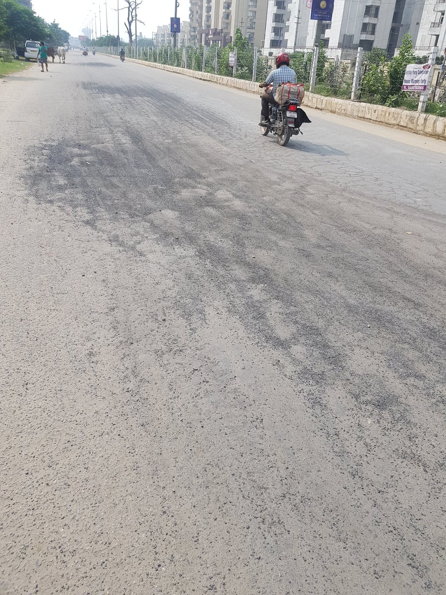 kanpurkapil's tweet photo. @myogiadityanath @OfficialGNIDA @ZeeNews @tejpalnagarMLA 
See how the tax payer money brutally killed by contractors with the help of JE of Gr. noida Aut. Patch of road just 7 days before.
Pic:-Nirala Aspire to Roja Gol chakkar, sector 16B, Gr. NOIDA WEST (Near ek murti chauraha) https://t.co/WILUH4GW1o