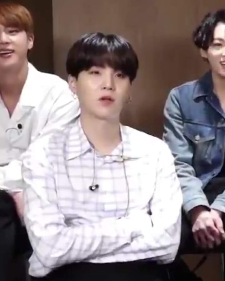 OSITOBTS's tweet photo. BTS entrevista. 
PREGUNTA :¿cuál es tu lista de reproducción de cuarentena?

YOONGI : solo es DYNAMITE.

JAJAJA ASI SE HACE YOONGI SOLO PROMOCIÓN A DYNAMITE 💗 https://t.co/Jvw0QSmpbk