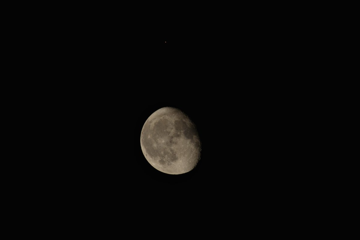 RobinEdgar's tweet photo. A photo of tonight's #MoonMarsConjunction taken with a "vintage" 400mm f5.6 IF-ED Nikkor telephoto lens set to f8 + a Nikon TC-301 teleconverter, doubling the focal length to 800mm & reducing the f stop to f16. The shutter speed was 200th of a second. The ISO was 320.
#Moon #Mars https://t.co/IpiSfB7a17