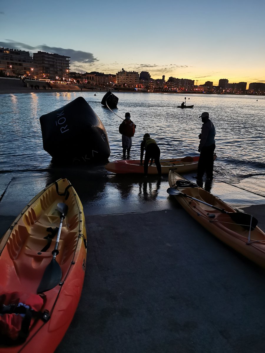 DepVendee's tweet photo. #Ironman Le jour se lève à @lessables @DepVendee! Organisateurs et athlètes sont dans les starting-blocks sur la grande plage pour se jeter à l'eau #2eedition #5minutes #topdepart #vendee https://t.co/Lct4hxMrfr