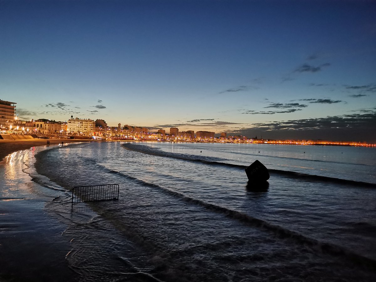 DepVendee's tweet photo. #Ironman Le jour se lève à @lessables @DepVendee! Organisateurs et athlètes sont dans les starting-blocks sur la grande plage pour se jeter à l'eau #2eedition #5minutes #topdepart #vendee https://t.co/Lct4hxMrfr