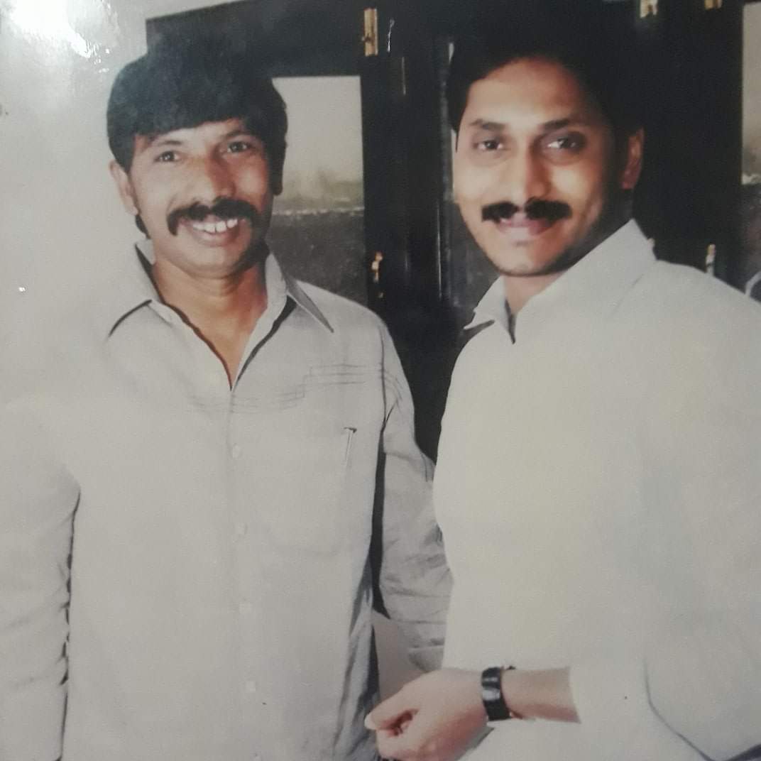 NareshKolukula2's tweet photo. YSRCP బీసీ ప్రధాన కార్యదర్శి పదవికి రాజీనామా చేసే యోచనలో లోగిడి జయన్న రజక,రజక కార్పోరేషన్ చైర్మన్ పదవిని పార్టీ కోసం ప్రభుత్వ ఏర్పాటుకు కృషి చేసిన వారిని పార్టీ విస్మరించిందని ఆవేదన వ్యక్తం చేస్తున్నా రాష్ట్ర రజకులు@YSRCParty @ysjagan @AndhraPradeshCM @VSReddy_MP @SRKRSajjala https://t.co/aLZrgc3ERI