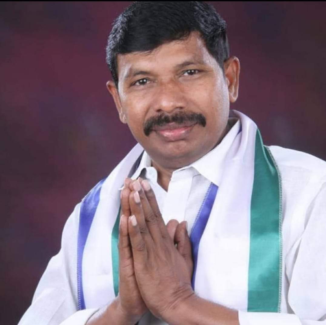NareshKolukula2's tweet photo. YSRCP బీసీ ప్రధాన కార్యదర్శి పదవికి రాజీనామా చేసే యోచనలో లోగిడి జయన్న రజక,రజక కార్పోరేషన్ చైర్మన్ పదవిని పార్టీ కోసం ప్రభుత్వ ఏర్పాటుకు కృషి చేసిన వారిని పార్టీ విస్మరించిందని ఆవేదన వ్యక్తం చేస్తున్నా రాష్ట్ర రజకులు@YSRCParty @ysjagan @AndhraPradeshCM @VSReddy_MP @SRKRSajjala https://t.co/aLZrgc3ERI