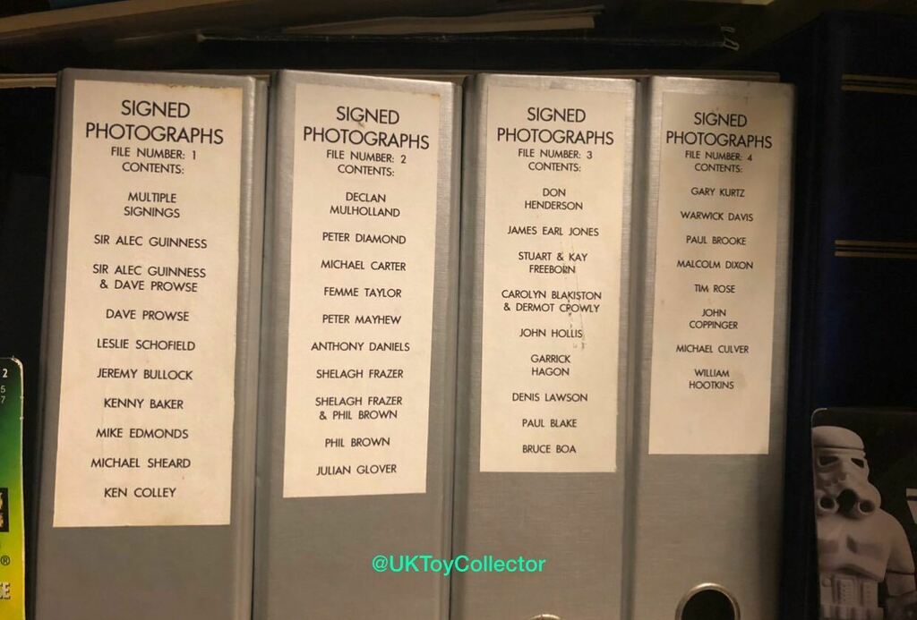 UKToyCollector's tweet photo. A little peek inside my #StarWarsCollectionRoom
A few of my #StarWarsAutographCollection folders.
#StarWars
#StarWarsCollectionRoomTour
#CollectionRoom
#Toys
#ToyHunter
#ToyHoarder https://t.co/3ZaKVX3TMe https://t.co/ptCBPY4bEo