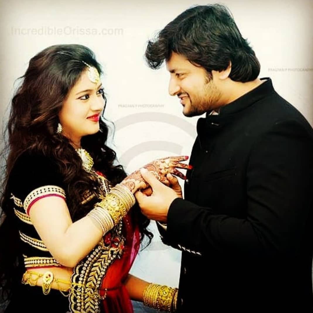 Cuttack: Ollywood actress Varsha Priyadarshini has filed a case against husband MP Anubhav Mohanty at the Cuttack SDJM court.
As per the sources she demands compensations from him alleging Domestic Abuse.
As utkalupdates.com/odisha-news/va…