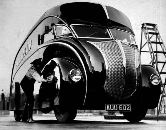 QuirkyRides's tweet photo. 1933 #Commer #Centaur 2 ton chassis with a Holland Coachcraft #streamlined body Operated by Collars Ltd of #Wembley #1930s #artdeco style https://t.co/pyQpRhEUFv