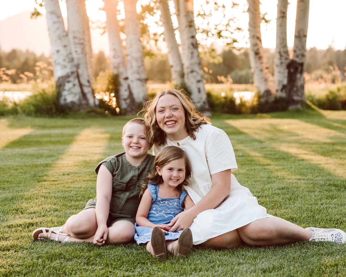 EllieHefley's tweet photo. i love you to the moon and back fam bam 🥺 https://t.co/A0JUURjglI
